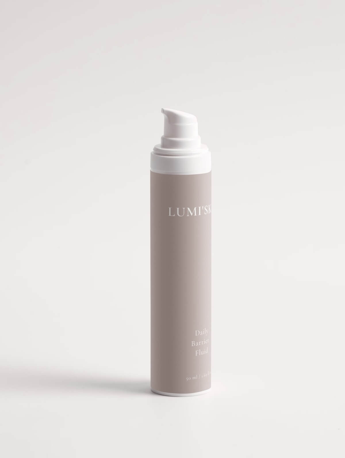 Lumi'Skin Daily Barrier Fluid pompflacon op witte achtergrond